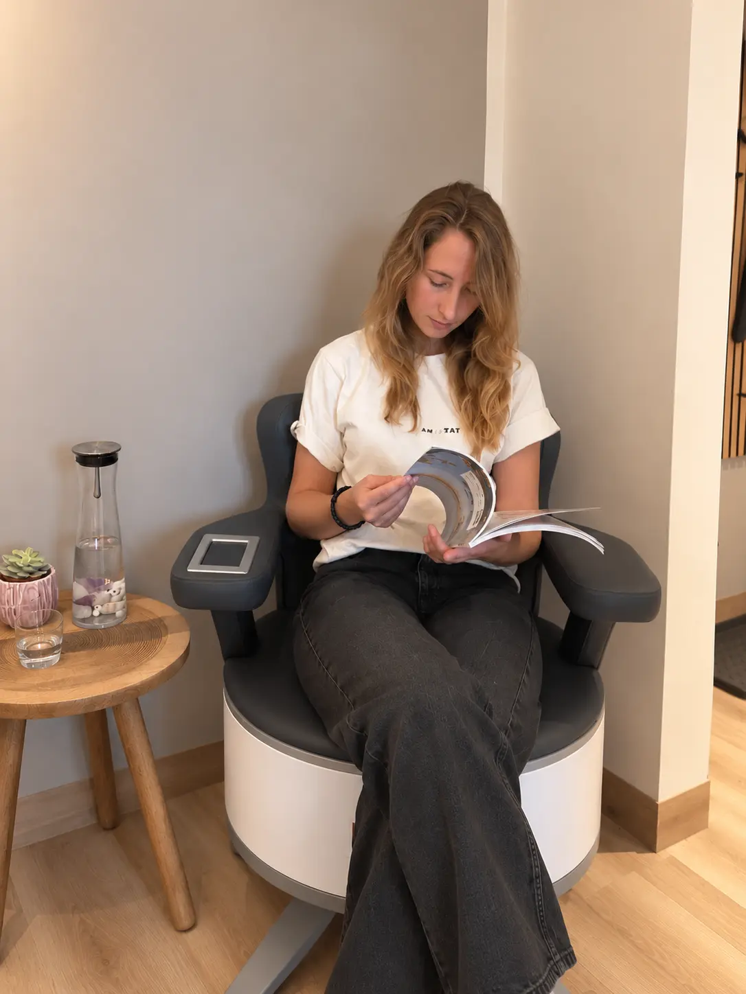 Eine Frau liest entspannt während des BetterPelvi-Trainings