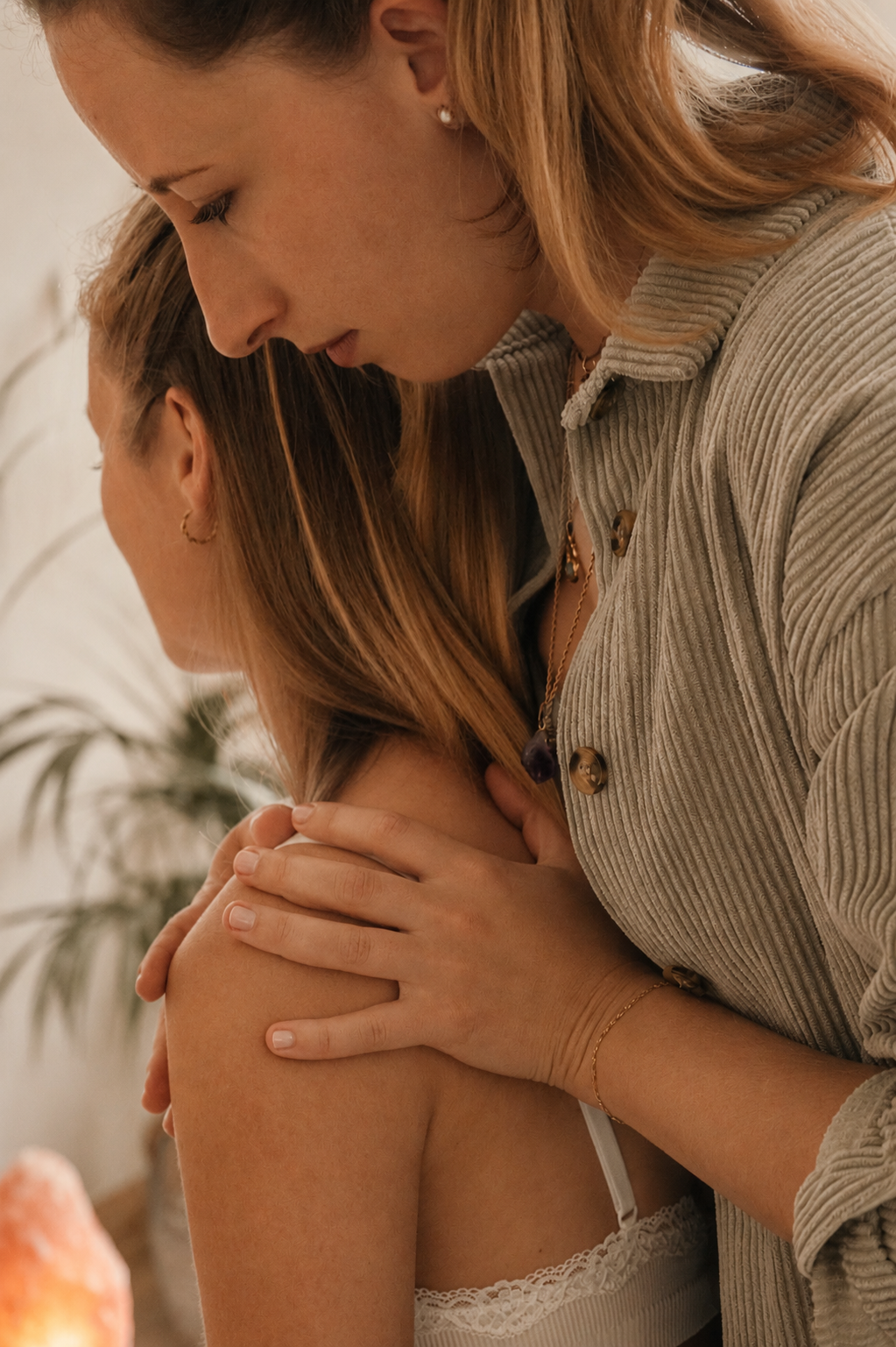 Jessica behandelt die Schulter einer Patientin – aufmerksam und behutsam
